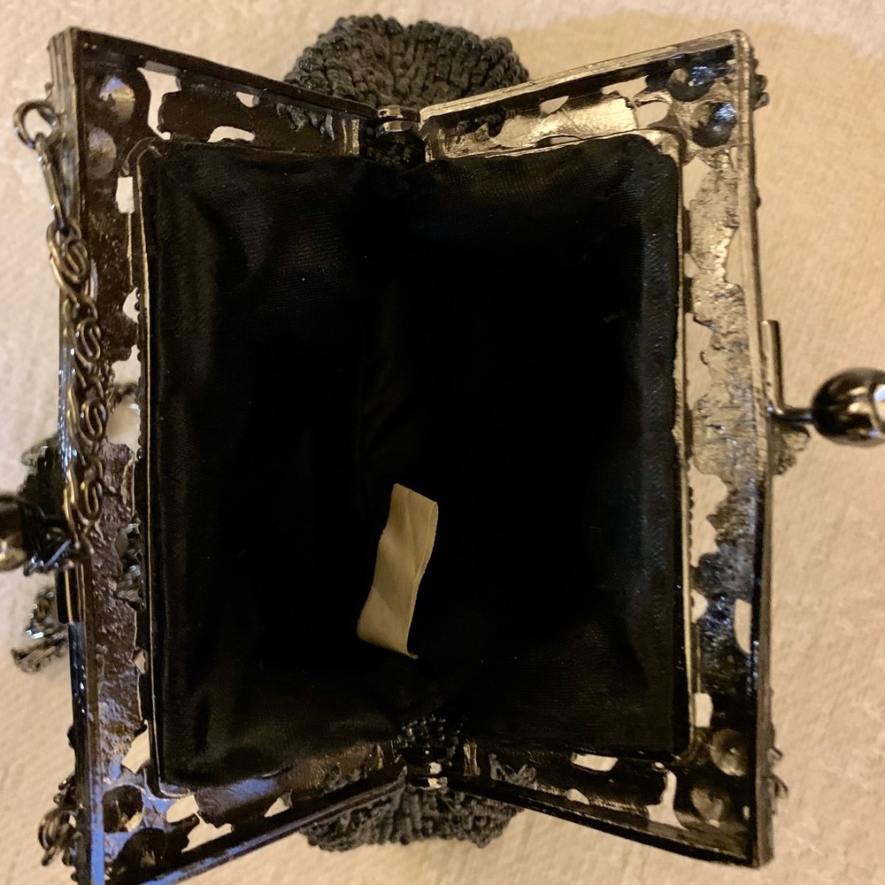 LN BEAUTIFUL BLACK HAND BEADED EVENING BAG. 21” CHAIN DROP. RHINESTONE CLOSURE - Picture 5 of 8